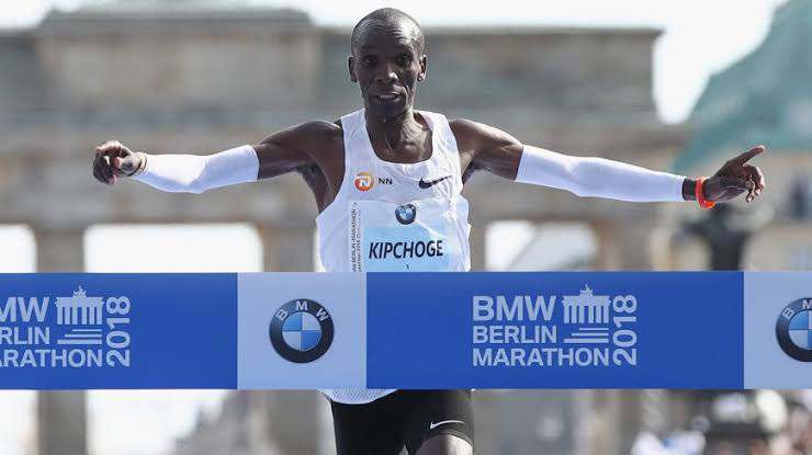Eliud Kipchoge pushes the world record further at the Berlin Marathon